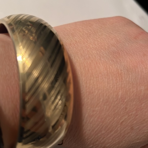 Vintage, gold tone, hinged bangle bracelet - Picture 7 of 9